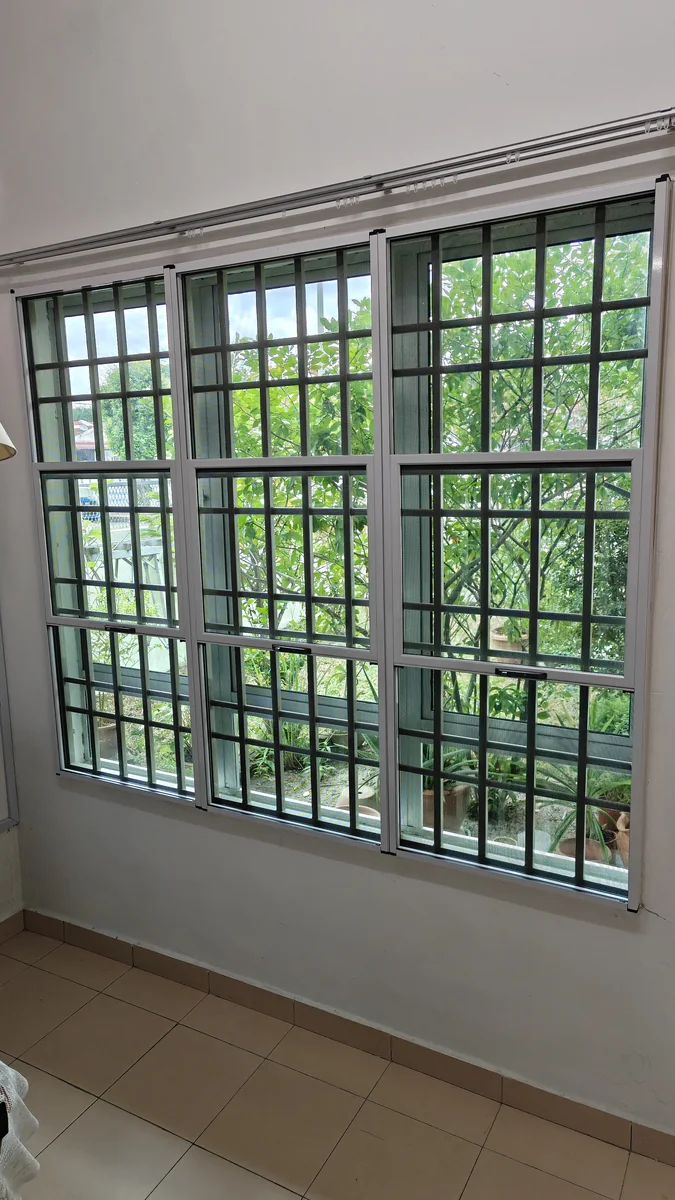 3 Section Screen installed on wide window